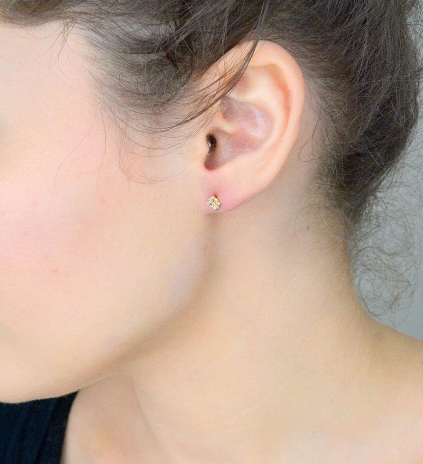 Kolczyki złote kwadraciki z cyrkoniami pr 585, KL 7498 Kolczyki mają kwadratowy kształt ozdobione cyrkoniami. Kolczyki to ponadczasowa biżuteria, która pasuje do każdego rodzaju stylizacji.1.jpg